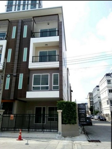 ขายทาวน์โฮม 4 ชั้นในหมู่บ้านแกรนด์เดอวิลล์ ตรงข้ามซีคอน เดินทางสะดวก เหมาะแก่การลงทุน 
