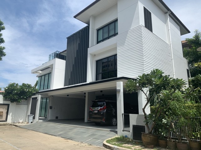 ให้เช่าบ้านเดี่ยว3ชั้นใกล้เดอะไนน์พระราม9พร้อมสระว่ายน้ำส่วนตัว  ตกแต่งพร้อมอยู่ 