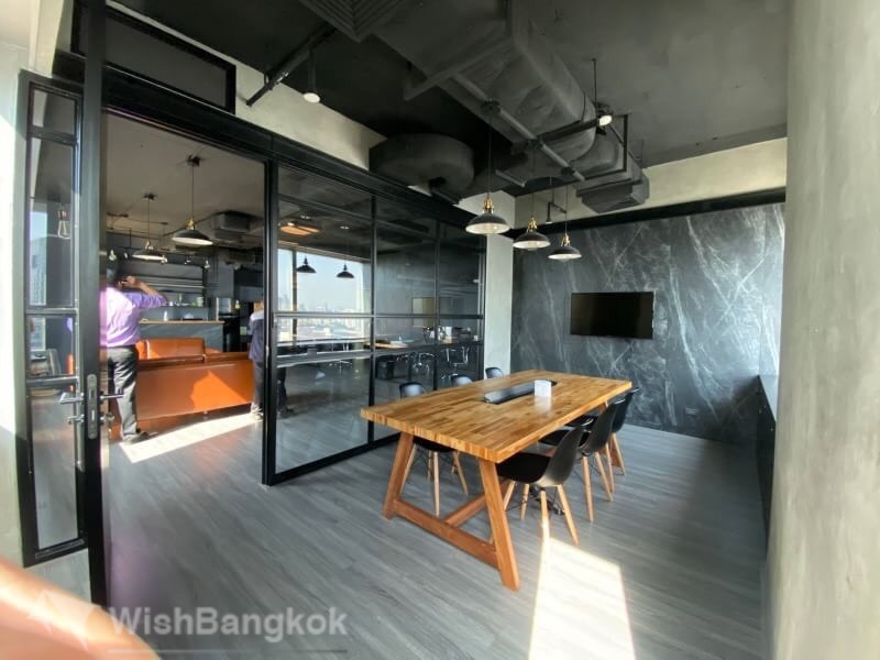 สำนักงานให้เช่าพร้อมเฟอร์นิเจอร์ ตั้งอยู่ใจกลางถนนสาทร ตกแต่งในสไตล์ ลอฟท์
