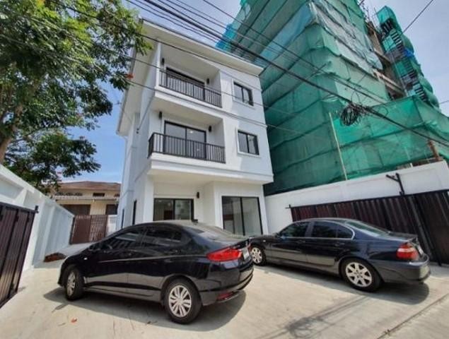 For Rent บ้านเดี่ยว 3 ชั้น ถนนสุขุมวิท 65 ย่านสุขุมวิท เหมาะเป็นสำนักงานหรือพักอาศัย 