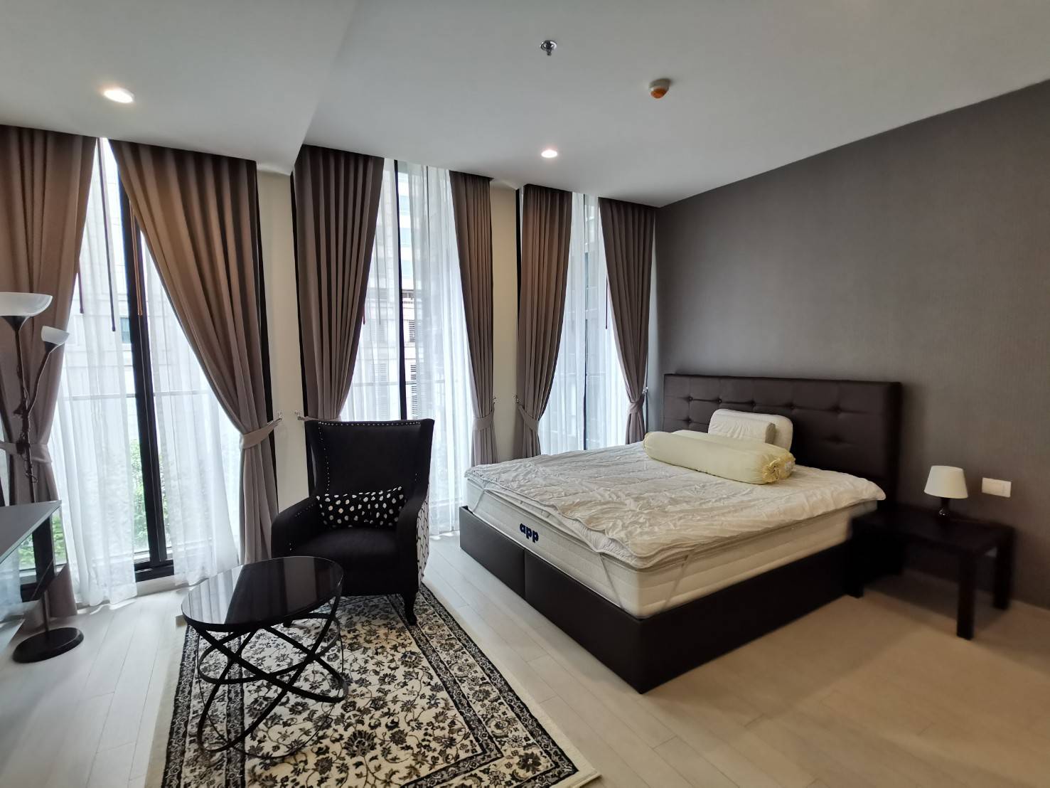 ให้เช่าCONDO Noble Phloenchit ชั้น5c ขนาด 45 ตรม ราคา 35,000 บาทต่อเดือน ห้องสวย 0972989594 