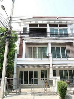 ให้เช่า ทาวน์เฮ้าส์ 3 ชั้น หลังมุม บ้านกลางเมือง ลาดพร้าว-เสนา 1 ซ.ลาดปลาเค้า 12