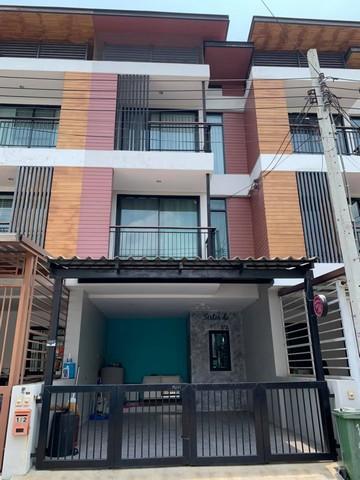 ขายทาวน์โฮม 3 ชั้น หมู่บ้านผาสุกสันติ รีโนเวทใหม่ พัฒนาการ67 พร้อมอยู่ ใกล้รถไฟฟ้าสายสีเหลือง