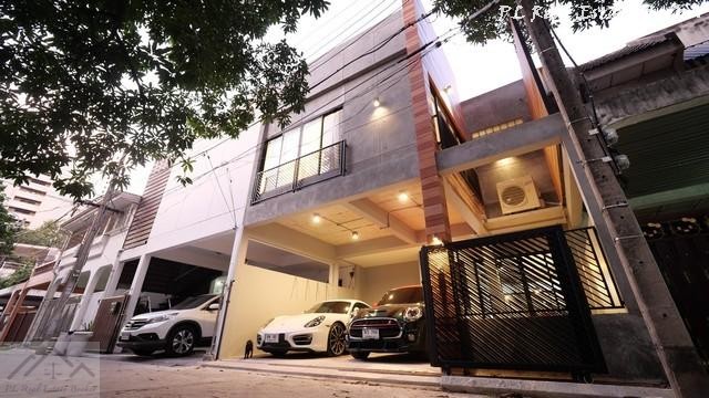 ให้เช่าทาวน์โฮม 2 ชั้น สุขุมวิท49 Modern Loft ใกล้ BTS พร้อมพงษ์ เเละ BTS ทองหล่อ