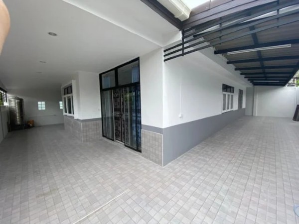 ให้เช่าบ้านเดี่ยว 25000 ซอยโชคชัยสี่ แยก 36 เนื้อที่ 54 ตร.วา 3 นอน 2 น้ำ แอร์ 2 ตัว จอดรถได้ 3 คัน